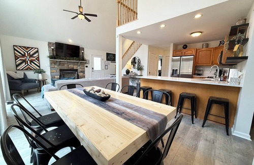 Albrightsville Ski Chalet | NEW Cozy Cove 3 BR Pocono Chalet Sleeps 10