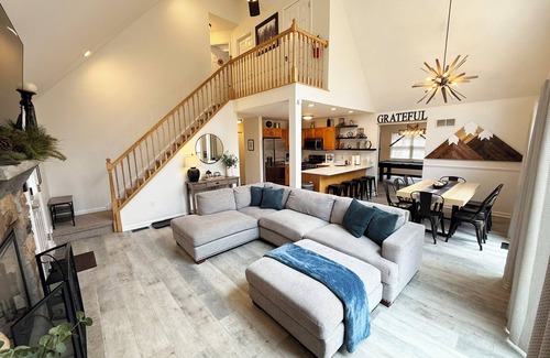 Albrightsville Ski Chalet | NEW Cozy Cove 3 BR Pocono Chalet Sleeps 10