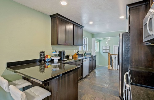 East Central House | ✨ New Cozy family-friendly home w Hot Tub in Salt Lake City | Sugarhouse ✨