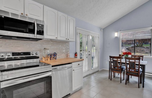 Tobyhanna Villa | NEW! Cozy home with Jacuzzi and Fire Pit in Pocono!