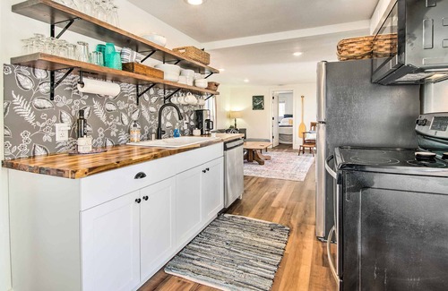 Rockaway Beach Cottage | NEW! Cozy Lakeside Cottage ~ 11 Mi to Dtwn Branson