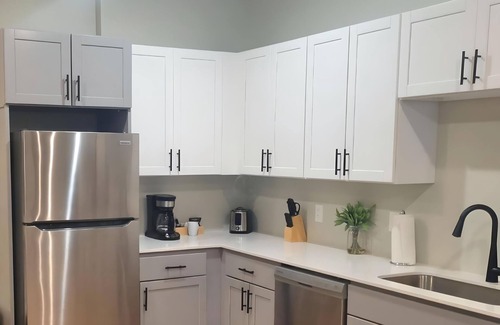 Cleveland House | New Cozy Luxury Upscale 1BR Suite: In-House Coffee, Market Access & Gym 24/7