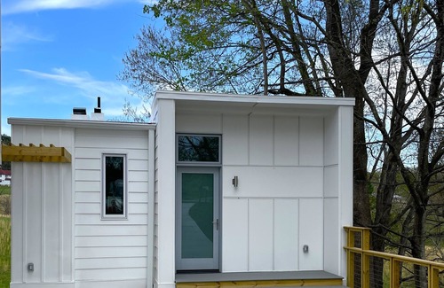 Weaverville Apartment | New cozy modern "treehouse". Walk to downtown Weaverville, 15 min North of AVL.