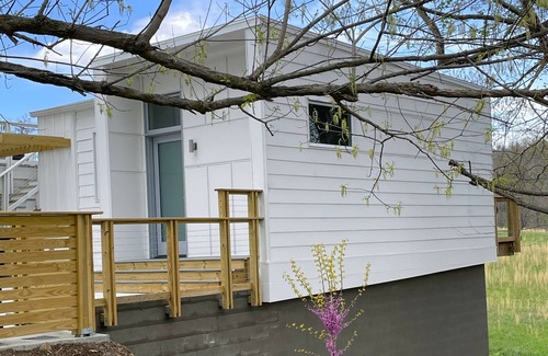 Weaverville Apartment | New cozy modern "treehouse". Walk to downtown Weaverville, 15 min North of AVL.