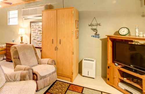 New Concord Apartment | NEW! Cozy Studio w/ Covered Patio by Kentucky Lake