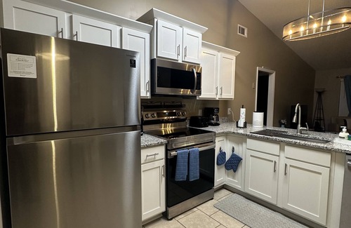 Warner Robins House | New Cozy townhouse-kings & patio