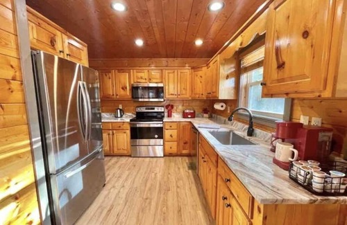 Sevierville Cabin | ❤️New “Crazy Amazing Cabin”, King Bds, 11 miles from Dollywood, Sleeps 21 ❤️