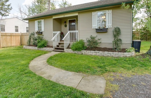 Mount Aetna Cottage | New! Creekside Cottage ~ Double Kayak ~ Dreamy Getaway for 2