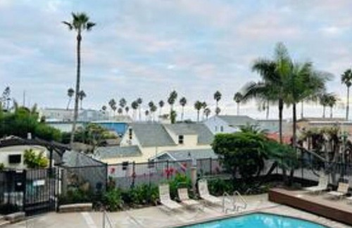 Townsite Apartment | NEW! Cute Cottage - Walk to beach - Pool - Hot Tub