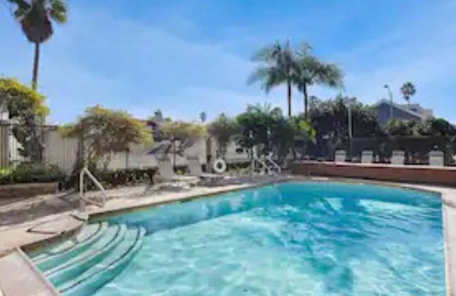 Townsite Apartment | NEW! Cute Cottage - Walk to beach - Pool - Hot Tub