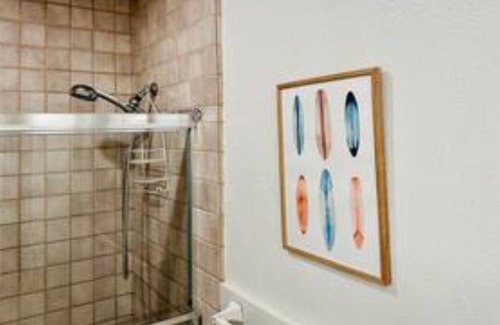 Townsite Apartment | NEW! Cute Cottage - Walk to beach - Pool - Hot Tub