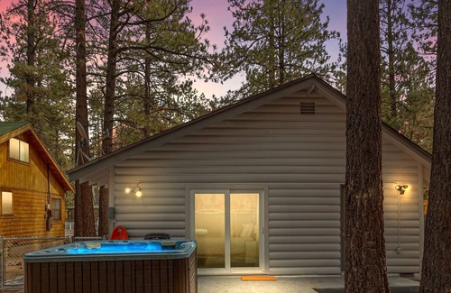 Peter Pan Cabin | New! Cute Modern Cabin, Hot Tub, Pets Welcome!