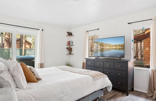 Peter Pan Cabin | New! Cute Modern Cabin, Hot Tub, Pets Welcome!