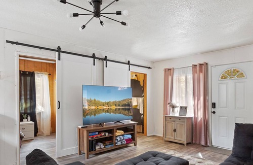 Peter Pan Cabin | New! Cute Modern Cabin, Hot Tub, Pets Welcome!