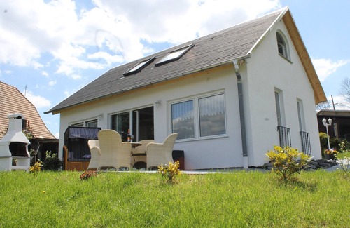 Lichtenwalde House | Newly renovated, cozy cottage with great comfort, pets welcome.