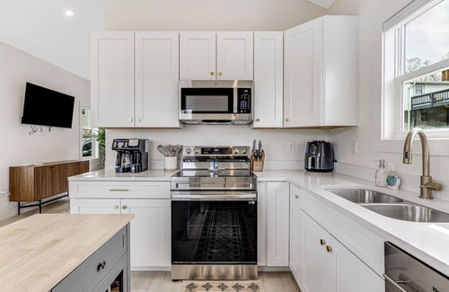 Kenilworth House | New Designer 1-bed Home by Biltmore Village