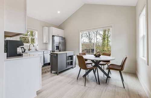 Kenilworth House | New Designer 1-bed Home by Biltmore Village