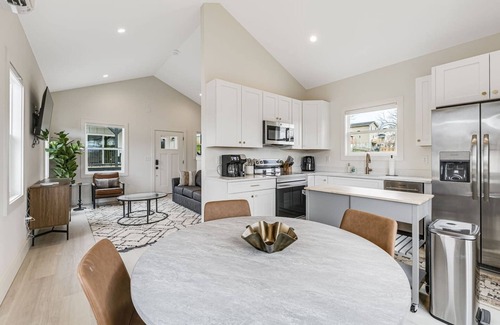 Kenilworth House | New Designer 1-bed Home by Biltmore Village