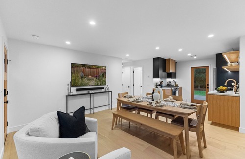Sonoma House | NEW! Designer Eastside Sonoma Home, walk to plaza. nBy Inspired in Sonoma