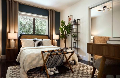 Hollywood Hills House | NEW Designer Hollywood Hills Hideaway by Universal