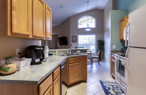 West Kissimmee Villa | !NEW DISCOUNTED RATE! perfectly located 4bed/3bath only MINUTES from Disney!