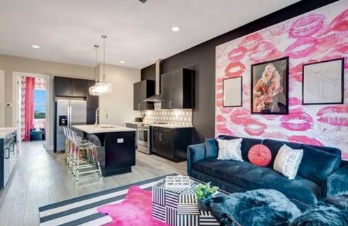 Katie Hill Neighborhood House | NEW Diva Retreat 13beds Rooftop Views Free Parking