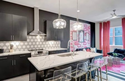 Katie Hill Neighborhood House | NEW Diva Retreat 13beds Rooftop Views Free Parking