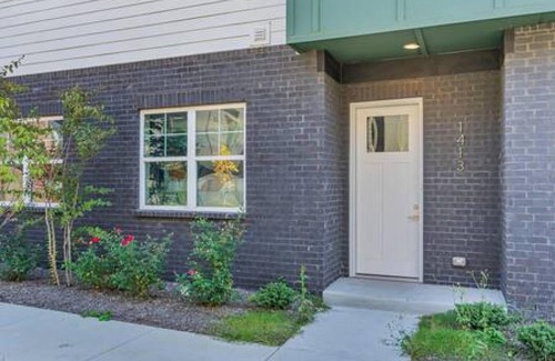 Katie Hill Neighborhood House | NEW Diva Retreat 13beds Rooftop Views Free Parking