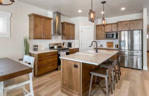 Tamarack Resort Cabin | New Donnelly Cabin w/Hot Tub, Near Lake Cascade!