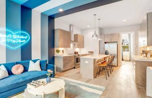Katie Hill Neighborhood House | NEW Double Lux 26beds 2 Rooftop Views Free Parking