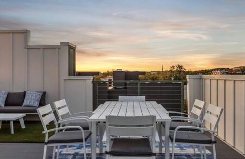 Katie Hill Neighborhood House | NEW Double Lux 26beds 2 Rooftop Views Free Parking