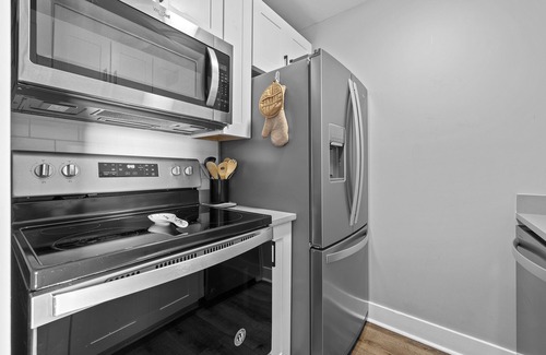 North Capitol Condo | NEW! Downtown Jive: 1BR Riverfront Condo Sleeps 4