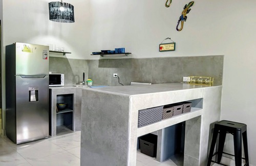 Hatillo House | New Duplex Sleeps 6-5 Mins to Dominical Beach-30 Mins to Marino Ballena N. Park