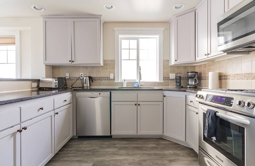 Eastlake House | NEW! Eastlake 3 br | fast wifi and views!| Sophari