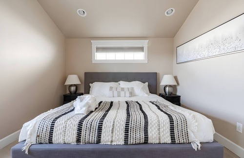 Eastlake House | NEW! Eastlake 3 br | fast wifi and views!| Sophari