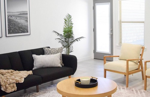 Biggs Field House | NEW! Eastlake modern 4bed 2bath!