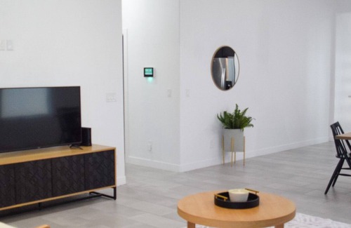 Biggs Field House | NEW! Eastlake modern 4bed 2bath!