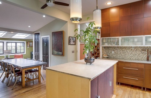 St. Elmo Improvement League House | *NEW* Eclectic Retreat & private hot tub!