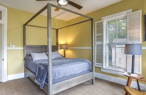 St. Elmo Improvement League House | *NEW* Eclectic Retreat & private hot tub!