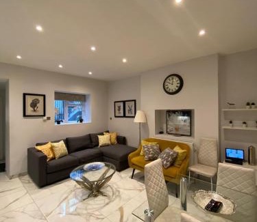 Chiswick Riverside Apartment | New Elegant 2 Bed flat in Chiswick