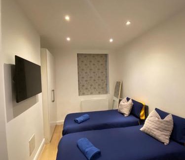 Chiswick Riverside Apartment | New Elegant 2 Bed flat in Chiswick