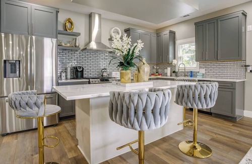 West Central Condo | NEW! Elegant 3BR Downtown Condo w/Free Parking