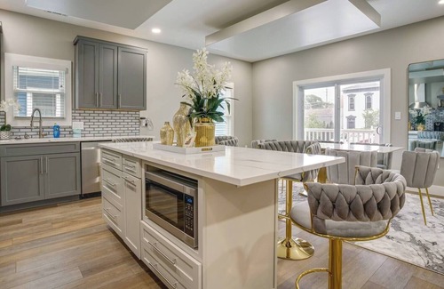 West Central Condo | NEW! Elegant 3BR Downtown Condo w/Free Parking