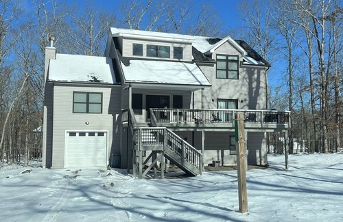 Rowland House | New, elegant and cozy home at Masthope Mountain