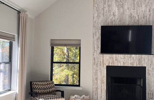 Rowland House | New, elegant and cozy home at Masthope Mountain