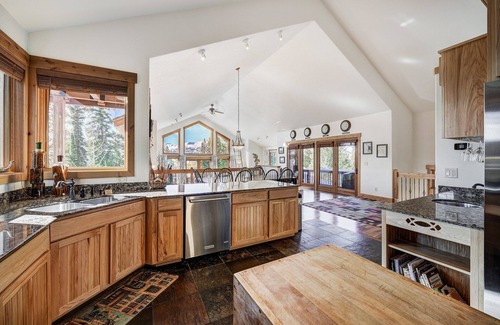 Woodmoor Cabin | NEW Emmett's Peak in Breck, Forest & Mountain Views, 5min drive to Slopes/Downtown, Hot Tub