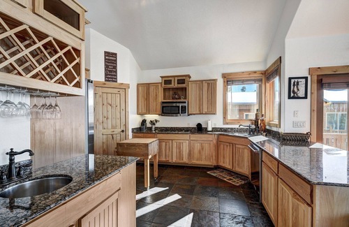 Woodmoor Cabin | NEW Emmett's Peak in Breck, Forest & Mountain Views, 5min drive to Slopes/Downtown, Hot Tub