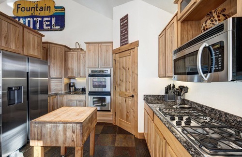 Woodmoor Cabin | NEW Emmett's Peak in Breck, Forest & Mountain Views, 5min drive to Slopes/Downtown, Hot Tub