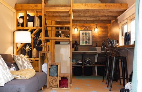 Newport House | NEW! English Creek Hideaway- Little Black Barn with Community Barn
