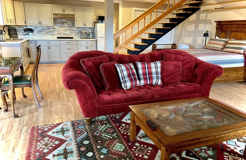 Marshall Apartment | NEW! Epic mountain view, 24 minutes to Downtown Asheville, NC